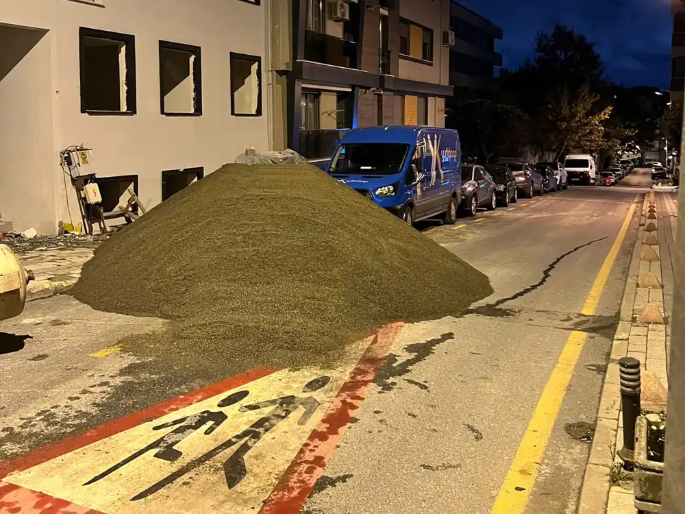 Üsküdar’a tır ile kum teslimatı